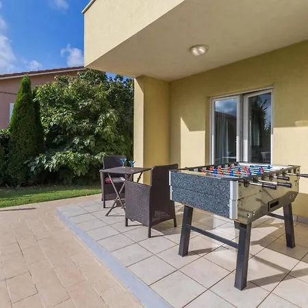 Holiday home Mit Privatpool Fuer 12 Personen Ca 200 Qm In Fazana-surida, Istrien Istrische Riviera *